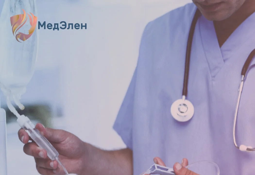 Доктор подготавливает капельницу Врач готовит капельницу